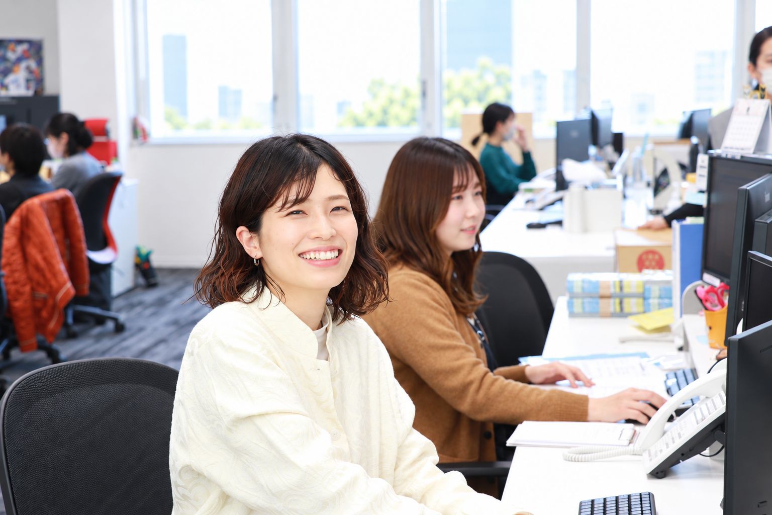 オフィスで働く社員